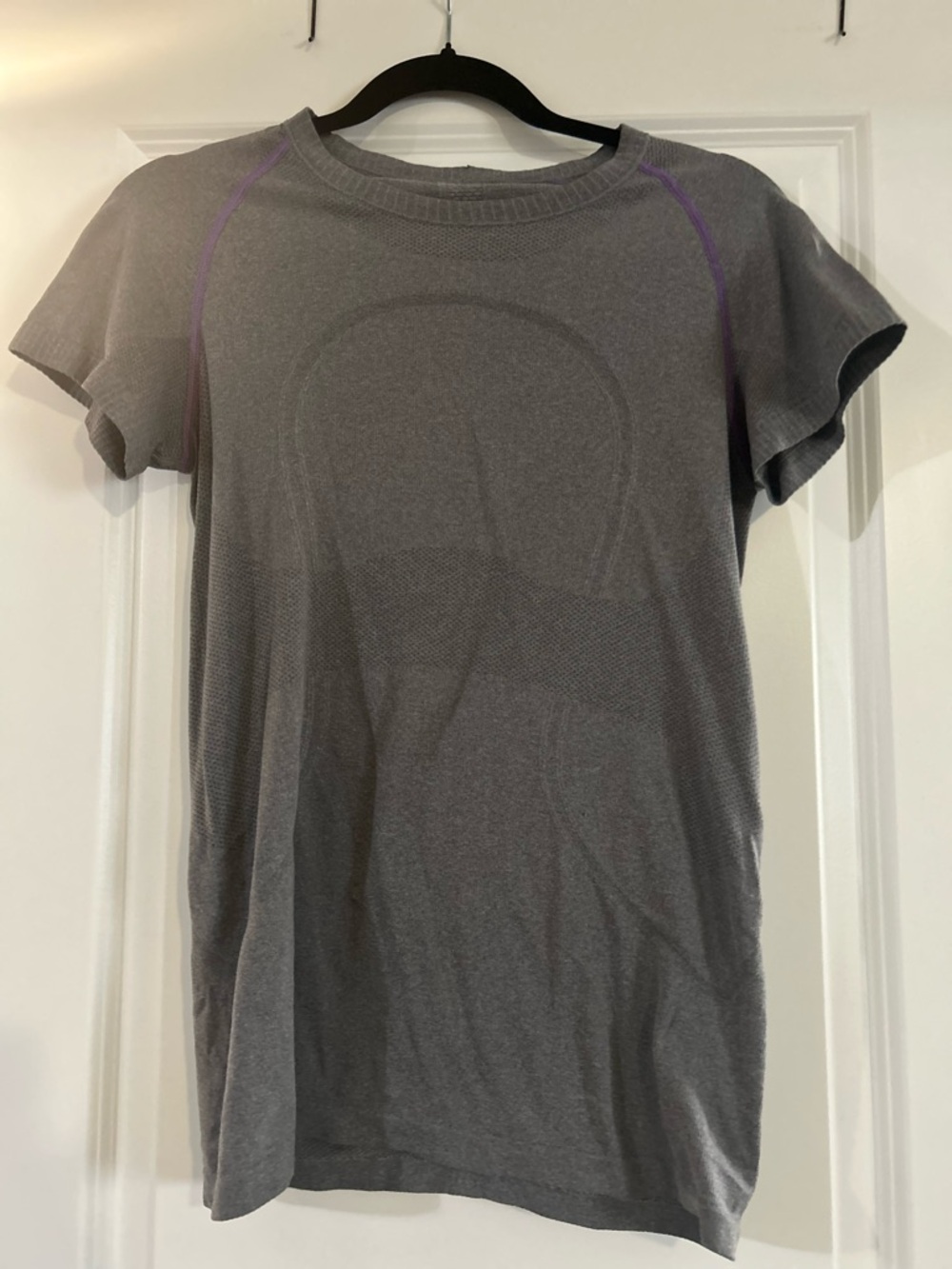 lululemon athletica Gray Short Sleeve Seamless Tee with Purple Accents sz:8